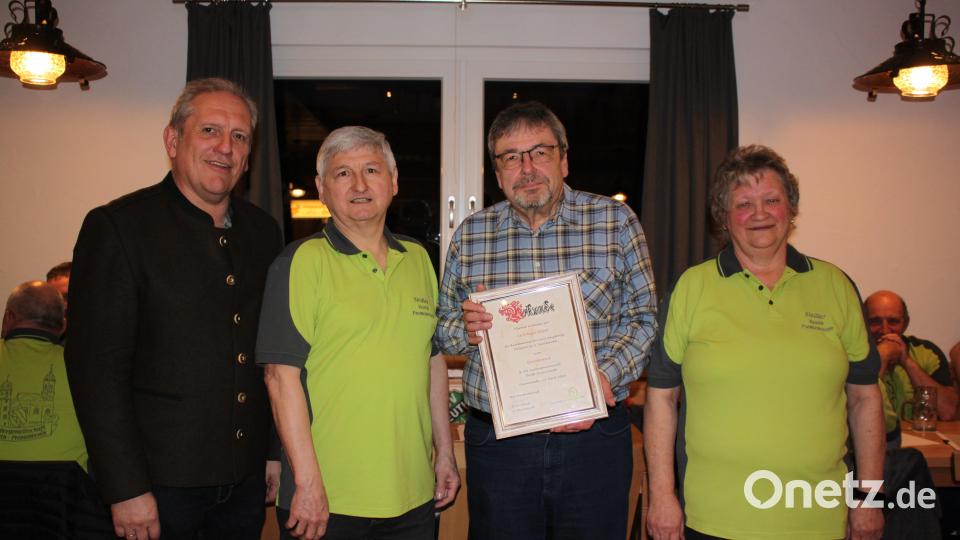 Edgar Wagner (Zweiter von rechts) freut sich über die Ernennung zum Ehrenvorsitzenden. Ihm gratulierten Bürgermeister Werner Prucker (von links), Zweiter Vorsitzender Bernhard Greger und Vorsitzende Erna Ulrich. Bild: Siedlergemeinschaft Reuth-Premenreuth/exb