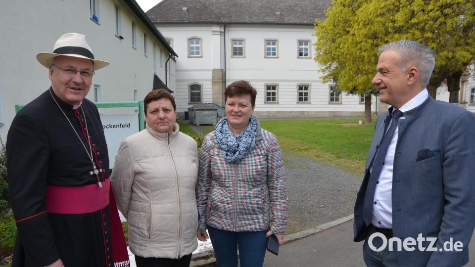Suchten das Gespräch mit den Flüchtlingen aus der Ukraine: Diözesanbischof Dr. Rudolf Voderholzer (links) und Landrat Roland Grillmeier. Bild: jr