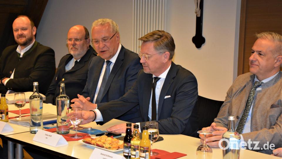 Landrat Andreas Meier, Polizeipräsident Norbert Zink, Innenminister Joachim Herrmann, MdL Tobias Reiß und Landrat Roland Grillmeier (von links) diskutierten über die Sicherheitslage in der nördlichen Oberpfalz. Bild: jr