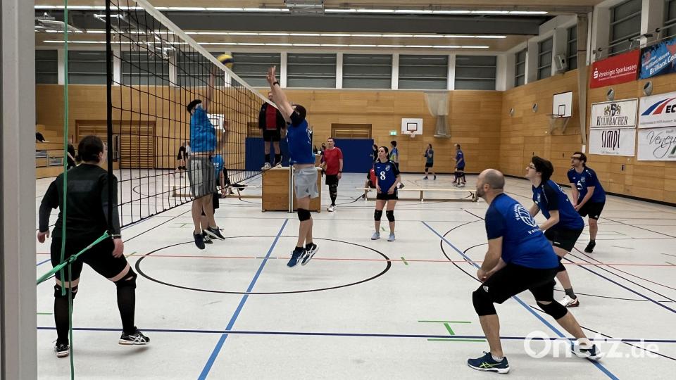 Eine Spielszene bei der Langen Volleyball-Nacht in der Helmut-Ott-Halle. Bild: Stephan Lord/exb