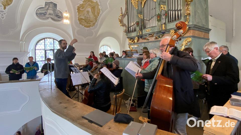 Der Waldthurner Chor „TonArt“ unter der Leitung von Christoph Pausch beeindruckt mit der &quot;Friedensmesse in G&quot; von Lorenz Meierhofer. Bild: fvo