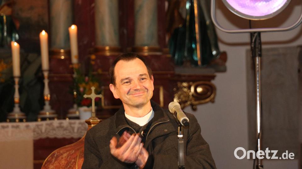 Auch Pfarrer Hartmut Klausfelder hatten die musikalischen Darbietungen und die Erzählungen sichtlich gefallen. Bild: rpp