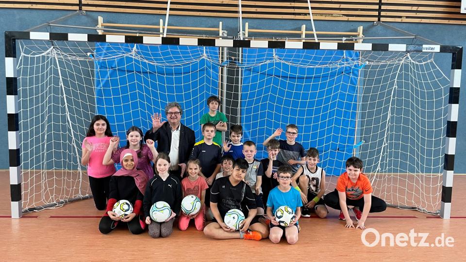 Fairness geht vor: Bürgermeister Bernhard Stangl übergab Fair-Trade-Fußbälle an die Grund- und Mittelschule Pressath Bild: Hans Walter/exb
