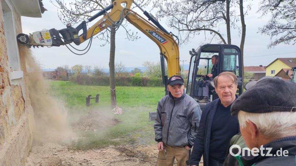 Da staubt&#039;s. Selbst Architekt Josef Schönberger (Zweiter von links) war von der Putzfräse und dem Arbeitswillen der Neudorfer begeistert Bild: hme