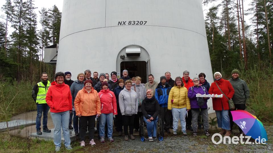 Die Gruppe bei der Besichtigung eines Windrads im Waldwindpark Blausäulenlinie. Bild: Demokratie-Werkstatt/exb