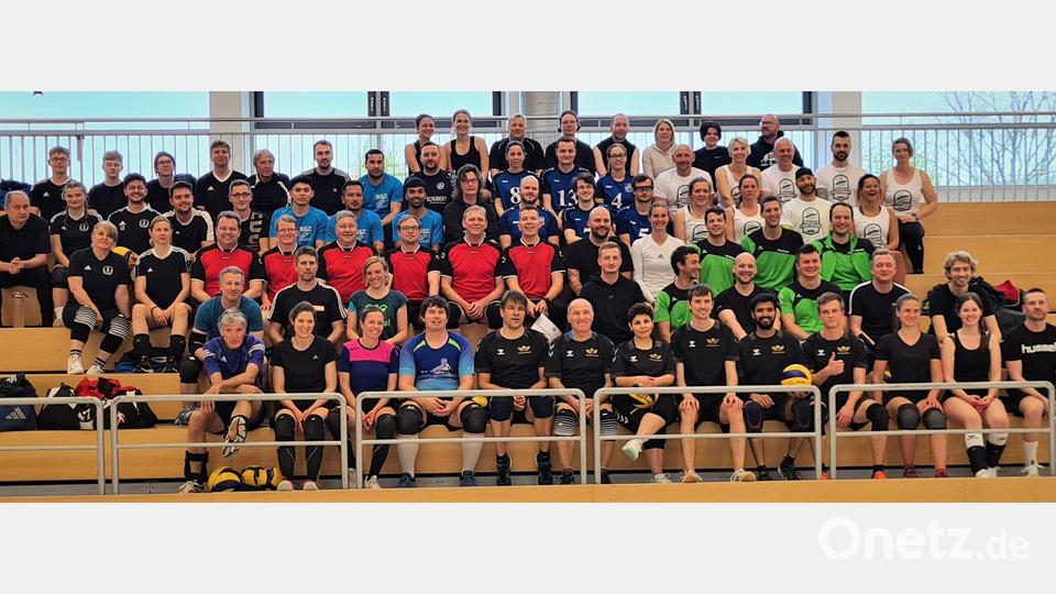 Die Teams der Langen Volleyball-Nacht in Auerbach. Bild: Stephan Lord/exb