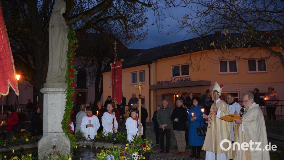 Abschließendes Gebet am Theresienbrunnen. Bild: jr