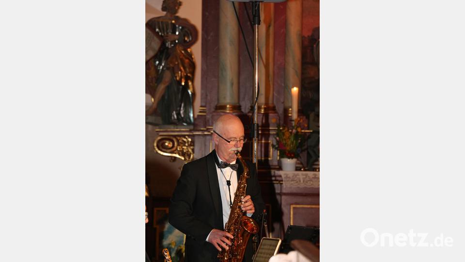Pavel Sandorf, bekannt aus Funk und Fernsehen, war mit einigen seiner Musikerkollegen nach Neustadt am Kulm gekommen, um mit Volker Haißmann ein wunderbares Konzert zu gestalten. Bild: rpp