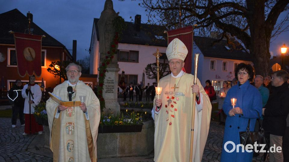 Der Augsburger Weihbischof Florian Wörner (vorne rechts) mit dem Konnersreuther Pfarrseelsorger Pater Benedikt Leitmayr beim Gebet am Theresienbrunnen. Bild: jr
