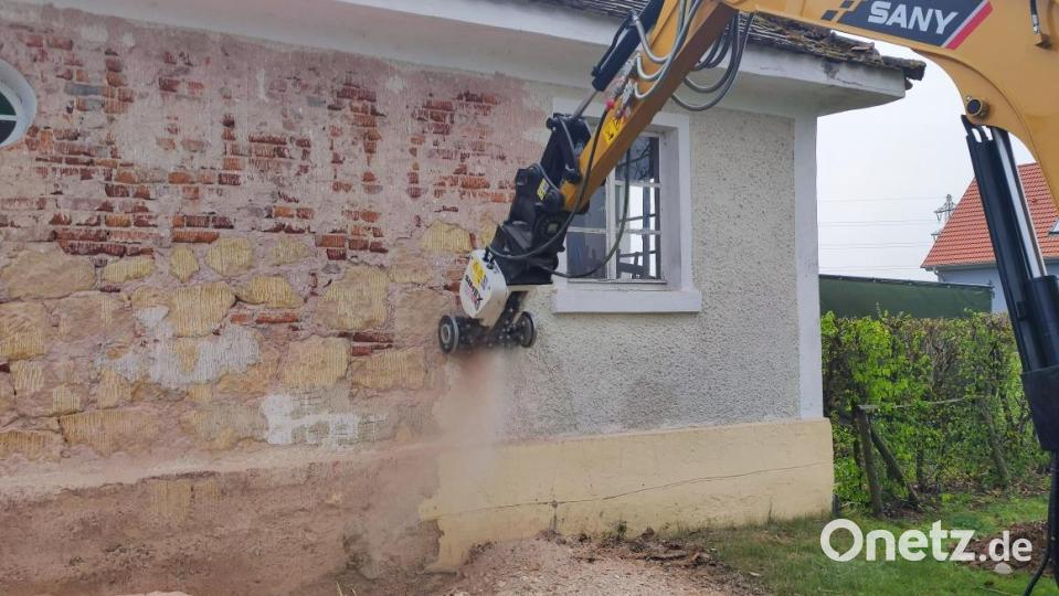 Eine Putzfräse erleichtert die Arbeiten, die die Neudorfer in Eigenleistung erbringen, enorm. Bild: hme