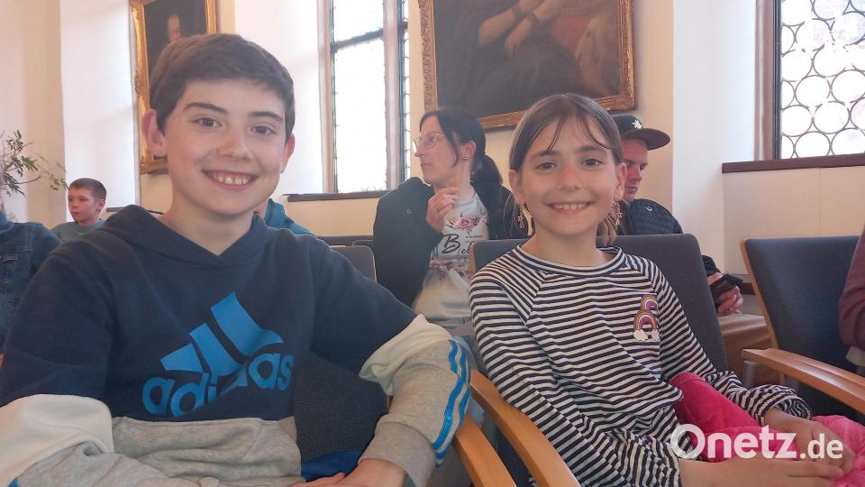 Klavierschüler Daniel und Querflötenschülerin Eliana finden die Darbietungen ihrer Pädagogen hervorragend. Bild: dir