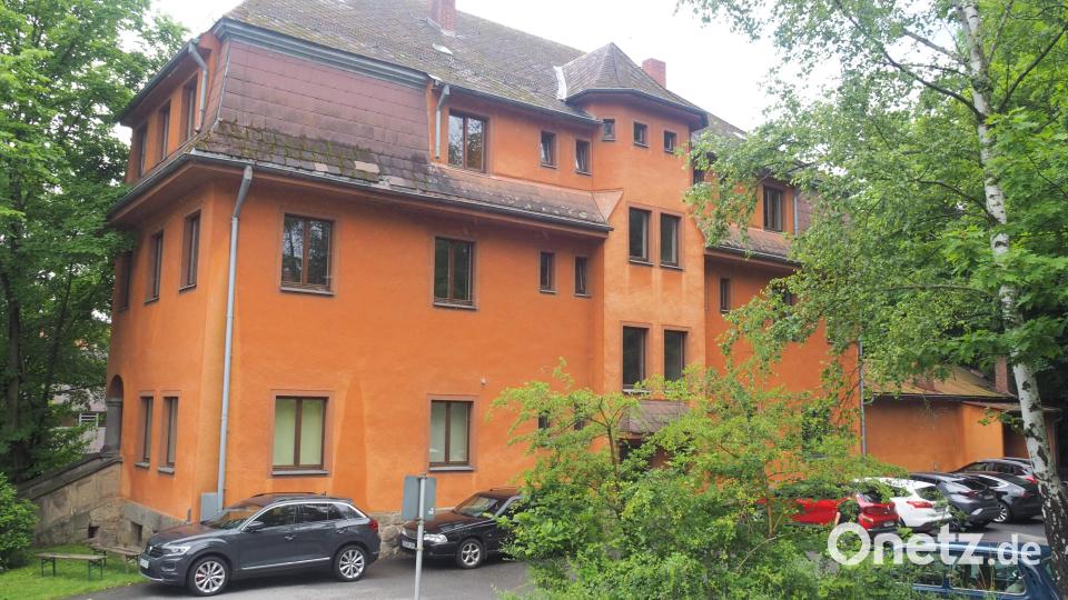 Für den Turnhallen-Neubau muss das „rote Schulhaus“ weichen. Der Abbruch soll im Herbst erfolgen. Bild: ws