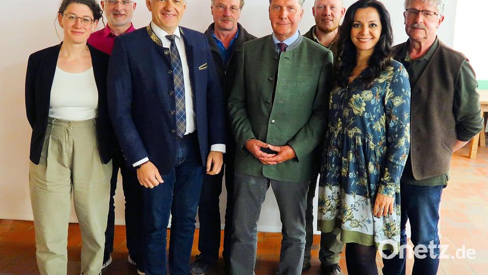 Sie leiten den Naturpark Steinwald in den nächsten vier Jahren: Elisabeth Frank, Thomas Weiß, Landrat Roland Grillmeier, Wolfgang Schödel, Eberhard Freiherr von Gemmingen-Hornberg, Jonas Ständer, Margit Bayer und Wolfgang Braun (von links). Bild: bsc