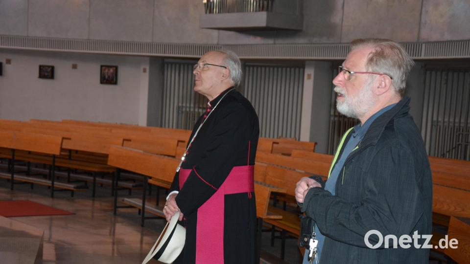 Bischof Dr. Rudolf Voderholzer (links) und Pater Benedikt Leitmayr in der Fockenfelder Hauskapelle. Bild: jr