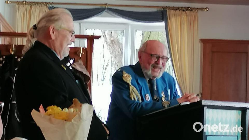 Bruno Salomon (rechts, zusammen mit Vorsitzendem Gerhard Franke) blickte anlässlich des Jubiläums in die Chronik des Ortsverbands Waldsassen. Bild: Soldatenkameradschaft Waldsassen/exb