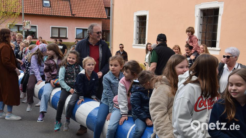 Auf den letzten Metern dürfen sich die Kinder auf den Baum setzen. Bild: fla