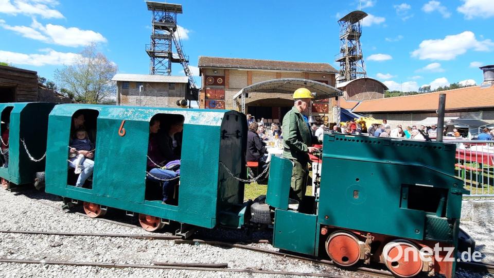 Die betagte Grubenbahn drehte nur wenige Runden auf dem Bergwerksgelände, bevor sie zum Bedauern der vielen Kinder wegen eines technischen Defekts liegen blieb. Bild: Förderverein Maffeispiele e.V./exb