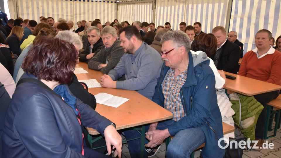 ein voll besetztes Zelt mit geladenen Gästen bei der Einweihungsfeier Bild: no
