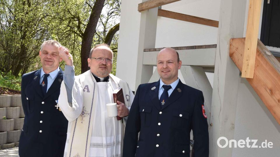 Dekan Elmar Spöttle, hier mit dem Vorsitzenden Michael Riedel (rechts) und Kommandant Jörg Flierl (links), spendet dem neuen Gebäude den kirchlichen Segen. Bild: no