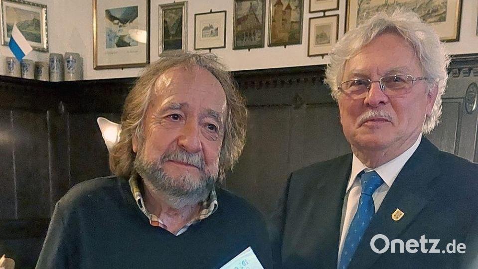 Wolfgang Sander, Initiator der Klösterlichen Weihnachten im Landratsamt (links), wurde vom Vorsitzenden Walter Burger für 60 Jahre Männerchor Liedertafel Amberg geehrt. Bild: Norbert Utikal/exb