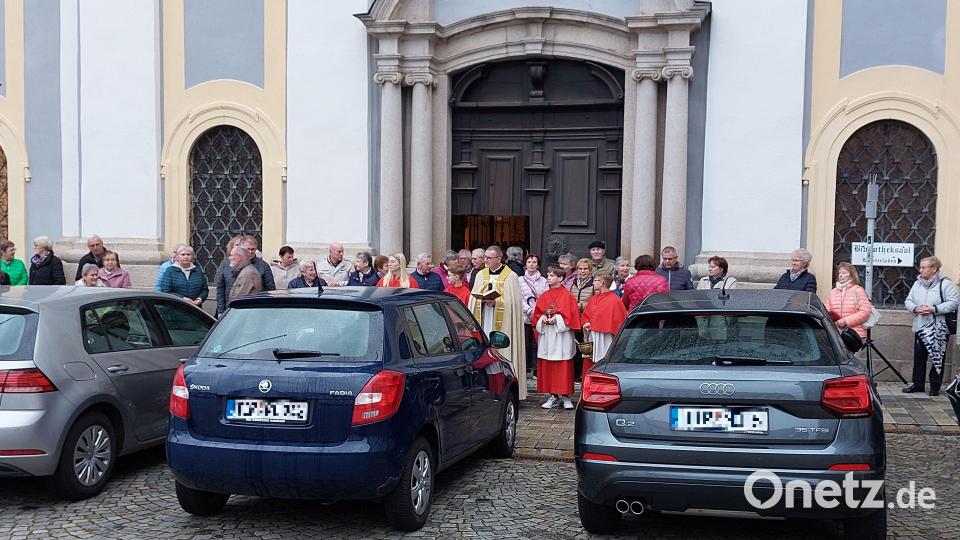 Zur Fahrzeugsegnung durften ausnahmsweise Autos am Basilikaplatz geparkt werden. Dort segnete sie Stadtpfarrer Dr. Thomas Vogl. Bild: Monika Demmer/exb