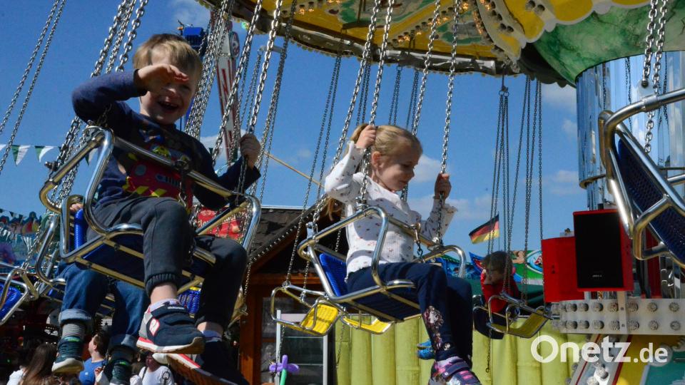 Die Kinder haben viel Spaß auf dem Kettenkarussell. Bild: Kunz