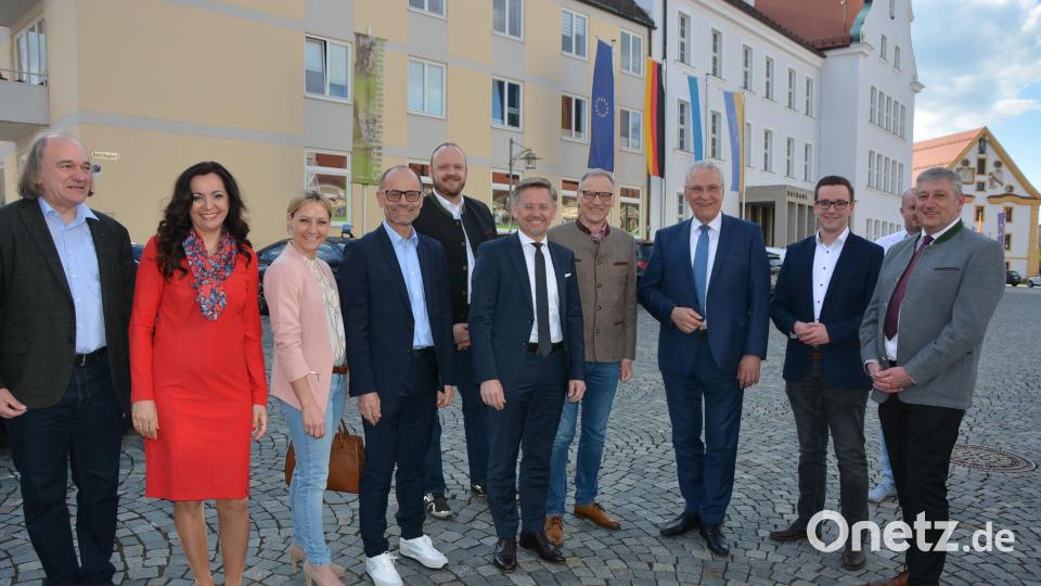 Die lokale Politprominenz empfing Bayerns Innenminister Joachim Herrmann (Dritter von rechts) am Sonntag am Basilikaplatz im Waldsassen. Bild: jr