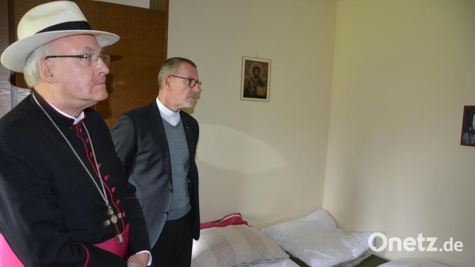 Bischof Dr. Rudolf Voderholzer (links) und Dekan Dr. Thomas Vogl besichtigten eines der Flüchtlingszimmer. Bild: jr