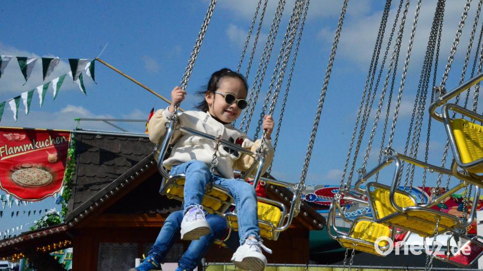 Die Kinder haben viel Spaß auf dem Kettenkarussell. Bild: Kunz