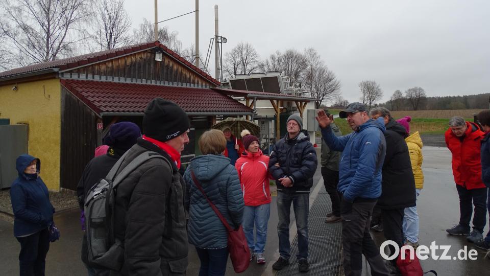 Die Teilnehmer schauten sich auf der Biogasanlage in Groschlattengrün um. Bild: Demokratie-Werkstatt/exb