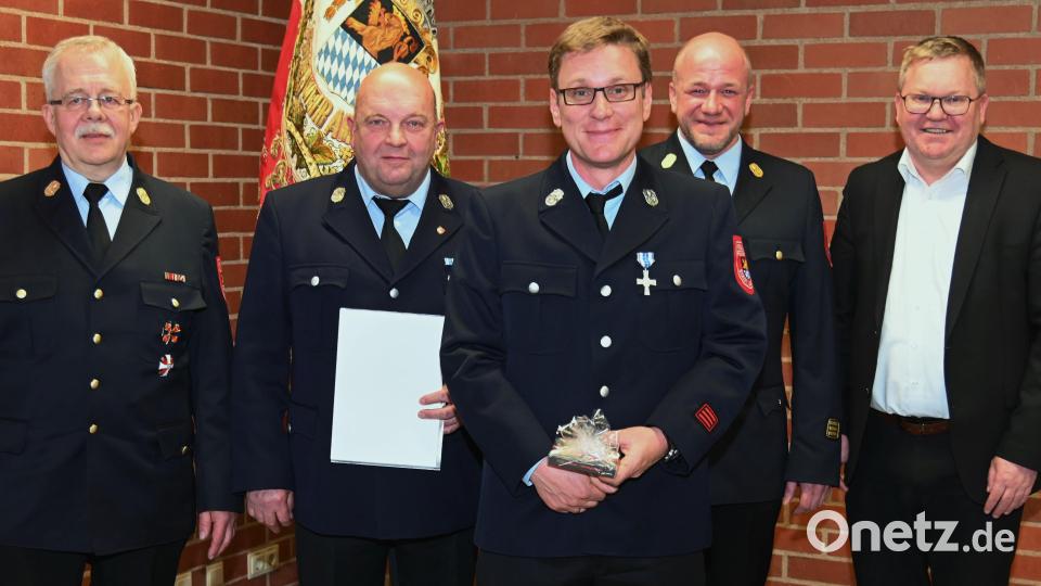 Ehrungen für 25 und 40 Jahre aktiven Feuerwehrdienst (von links): Stadtbrandrat Heinrich Scharf, Peter Kunz (40 Jahre), Gernot Herbolzheimer (25 Jahre), Stadtbrandinspektor Christoph Bachmann und Oberbürgermeister Michael Cerny. Bild: gf