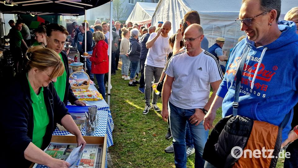 Die Waldrast-Siedler feiern mit vielen Besuchern ihr 70-jähriges Bestehen. Für Grillspezialitäten stehen die Gäste Schlange. Bild: R. Kreuzer