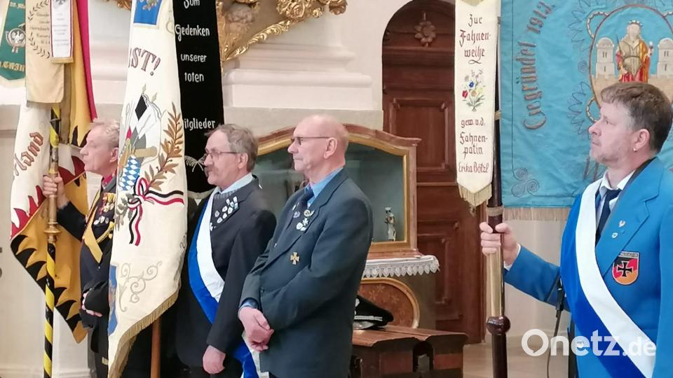 Beim Festgottesdienst am Vormittag in der Basilika hatte sich vorm rechten Seitenaltar die Fahnenabordnung postiert. Bild: Soldatenkameradschaft Waldsassen/exb