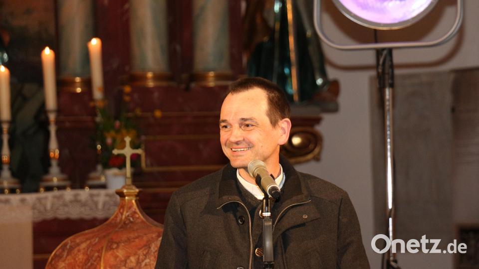 Pfarrer Klausfelder erinnerte an das Osterlachen und daran, dass Lachen in der Kirche durchaus erlaubt sei. Bild: rpp