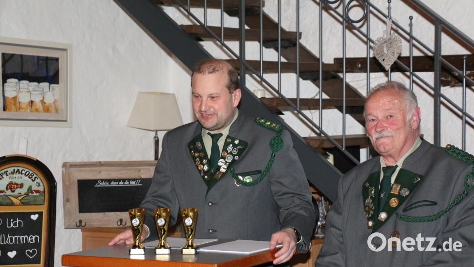 Schützenmeister Florian Traßl und Karl Danzer (von links) gaben die Ergebnisse der Vereinsmeisterschaften und des Königsschießens bekannt. Bild: rpp