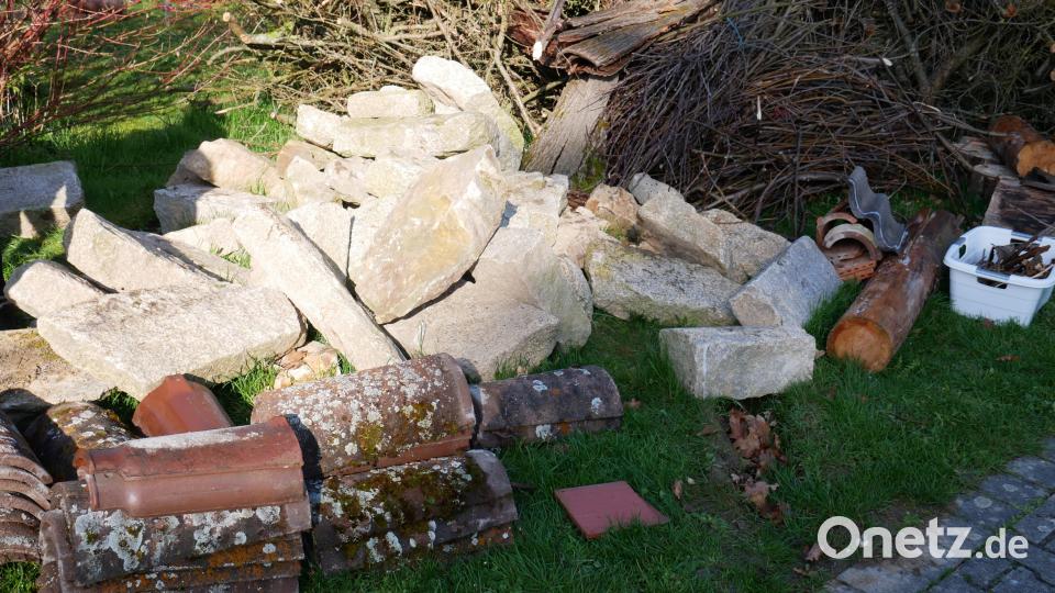 Gespendete Granit- und Feldsteine sowie Dachziegel wurden als Unterschlupfmöglichkeit für Kleintiere in Form von Hohlräumen in die Hecke eingebaut. Bild: hmr