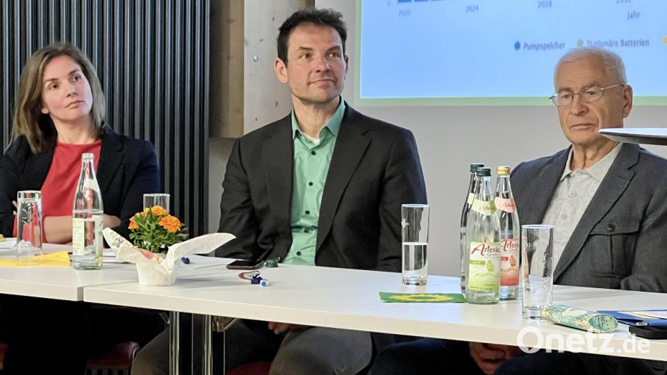 Auf dem Podium mit MdL Martin Stümpfig (Mitte) diskutierten der Vorstand der Bürgerenergie Parkstein, Josef Langgärtner, und die Grünen-Direktkandidatin Laura Weber; nicht im Bild der ZENO-Vorstand Günter Stich. Bild: Eichl