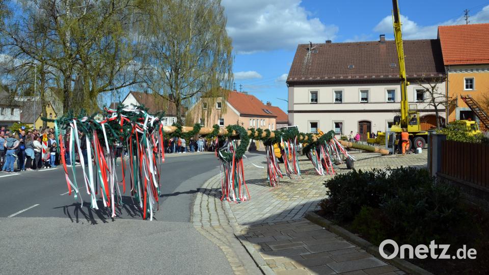 Der Waidhauser Maibaum kam schön geschmückt am Kriegerdenkmal an. Bild: exb/Siegfried Zeug