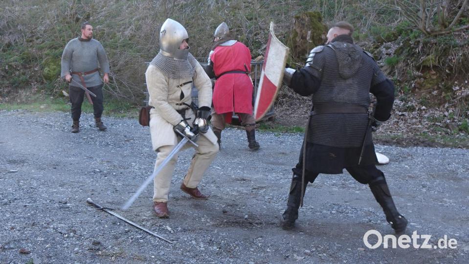 In ihren Kostümen stellen die Schwertbrecher den Überfall auf die Burg Reichenstein nach. Bild: mmj