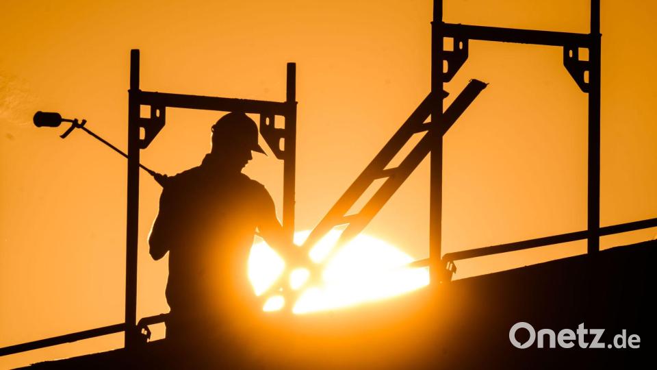 Die Nachfrage nach Personal ist im Baugewerbe verhalten. Dennoch gibt es laut der Schwandorfer Agentur für Arbeit noch offene Stellen. Bild: Julian Stratenschulte/dpa