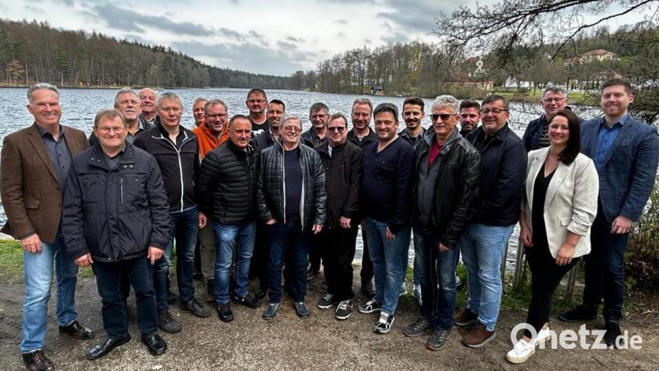 Andreas Insinger sen.(links) und Andreas Insinger jun.(rechts) würdigten die Verdienste der Jubilare und der Mitarbeiter, die in den Ruhestand treten. Bild:  Donat/exb