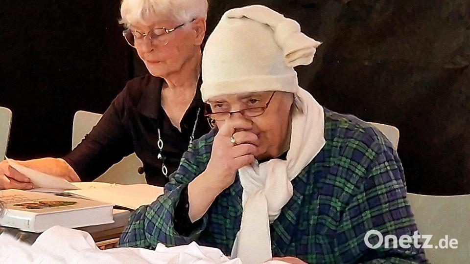 Waltraut Haimerl als Sprecherin und Renate Grasser als Onkel Fritz. Bild: R. Kreuzer