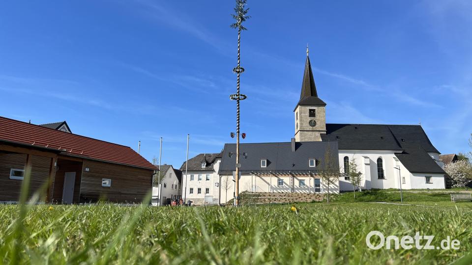 Zwischen dem Versorgungsgebäude und der evangelischen Kirche steht der Krummennaaber Maibaum am Bürgerpark. Bild: nza