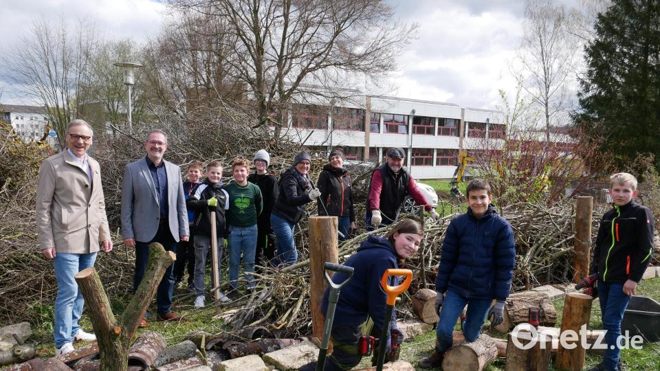 Erster Bürgermeister Bernd Sommer und Realschuldirektor Stephan Drexler (von links) überzeugten sich vom Fortschritt der Arbeiten an der Benjeshecke und waren erstaunt mit welchem Eifer die Schüler unter Anleitung und Mithilfe von Klaus Schuster und den beiden Lehrkräften Barbara Strenge und Birgit Plößner (hinten von rechts) mitarbeiteten. Bild: hmr