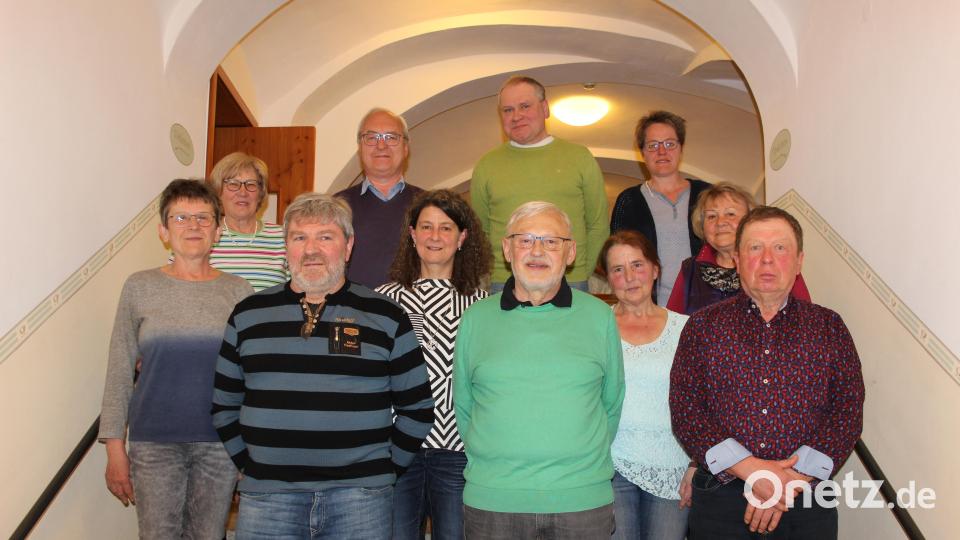 Der neue Vorstand (vorne, von links) mit Cornelia Schwamberger, Eberhard Wurm, Petra Frank, Rudi Standfest, Veronika Junghans, Monika Gleißner und Herbert Schwamberger sowie (hinten, von links) Marille Strauß, Gottfried Beer, Markus Fichtner und Kerstin Schinner. Bild: heb