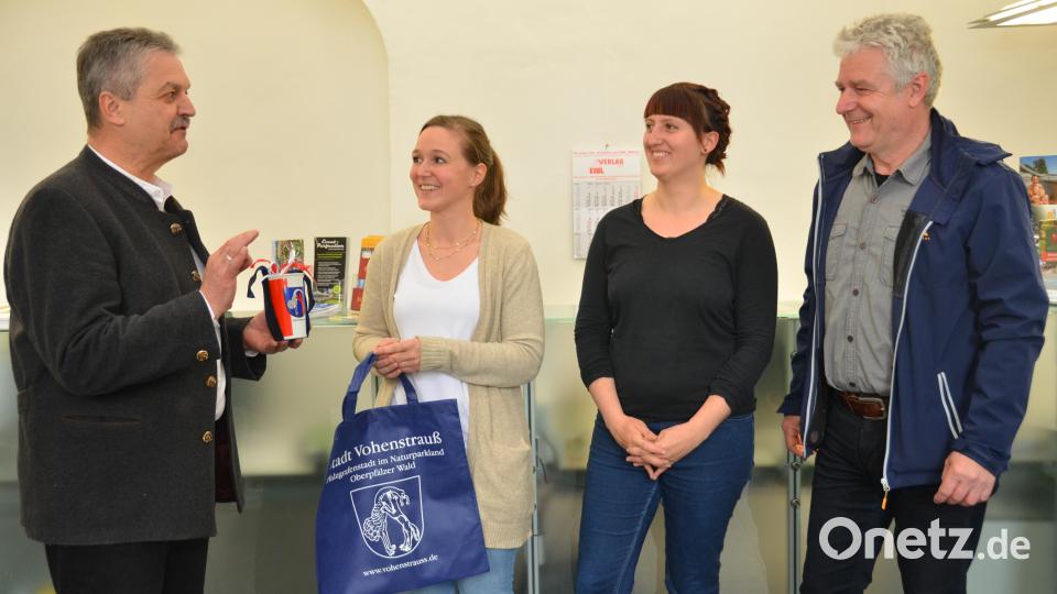Der Flosser Bürgermeister Robert Lindner (rechts) und Bürgermeister Andreas Wutzlhofer (links) als Hausherr heißen Franziska Hufnagel (Zweite von rechts) und Kerstin Scheibl willkommen. Bild: dob