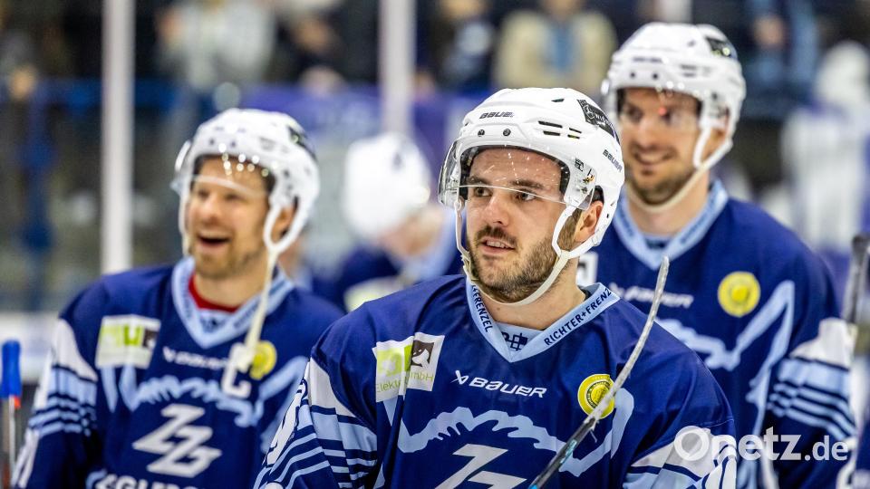 Verteidiger Mirko Schreyer (Mitte) spielt in der kommenden Saison nicht mehr für die Blue Devils Weiden. Bild: Tobias Neubert