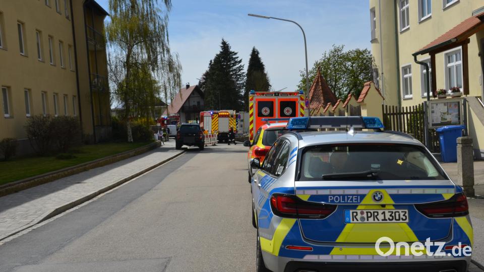 Wegen eines Zimmerbrands im ehemaligen Krankenhaus rückten mehrere Feuerwehren und BRK-Rettungskräfte in der Pfarrgasse an. Bild: dob