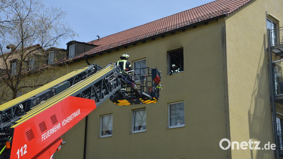Wegen eines Zimmerbrands im ehemaligen Krankenhaus rückten mehrere Feuerwehren und BRK-Rettungskräfte in der Pfarrgasse an. Die Drehleiter der Vohenstraußer Stützpunktwehr war ebenfalls im Einsatz. Bild: dob