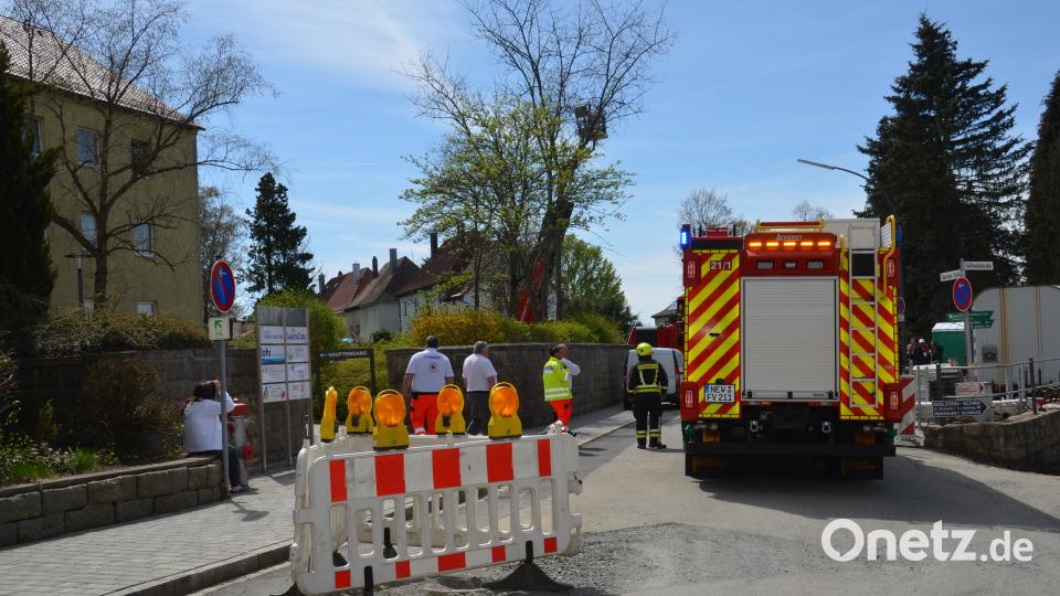 Wegen eines Zimmerbrands im ehemaligen Krankenhaus rückten mehrere Feuerwehren und BRK-Rettungskräfte in der Pfarrgasse an. Bild: dob